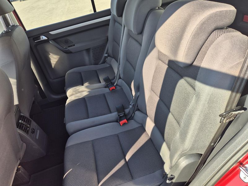 Volkswagen Touran (2012) - fotka 6 z 15