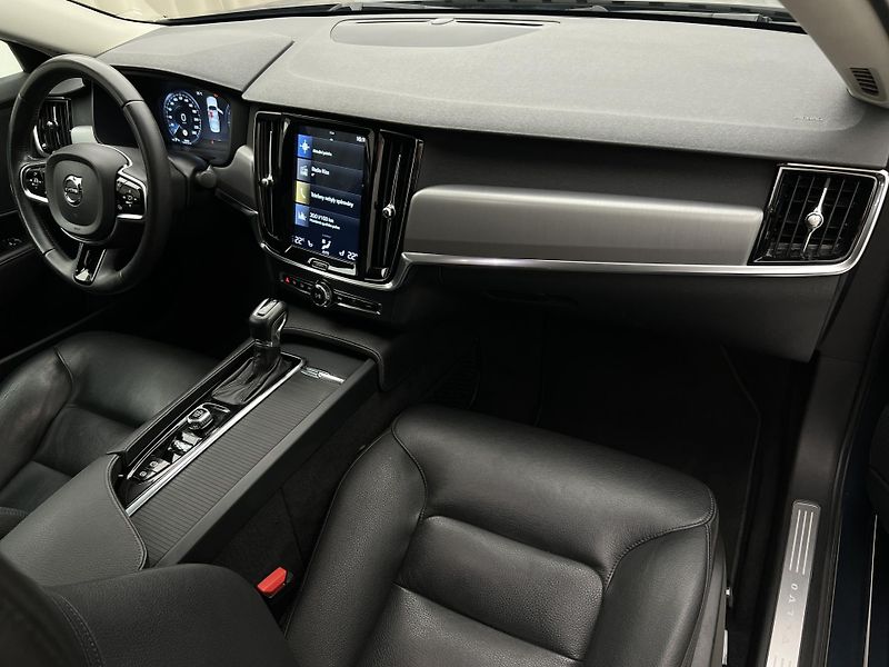 Volvo S90 D4 MOMENTUM 1. maj. - fotka 19 z 43