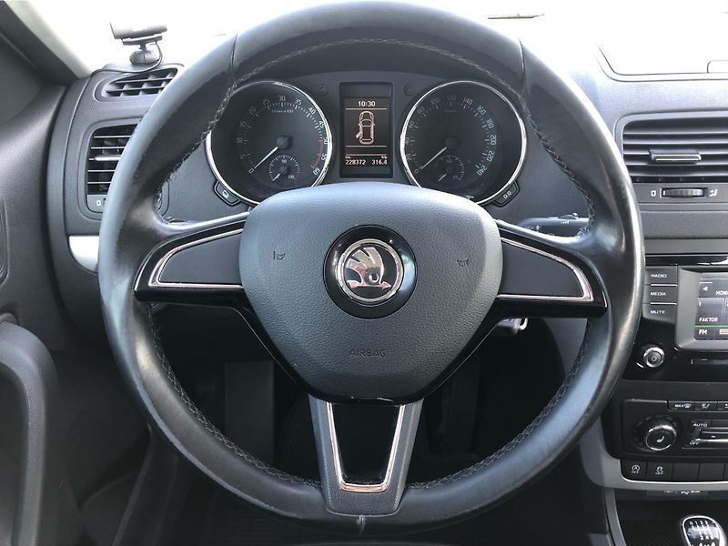 Škoda Yeti 2,0 TDI 4X4 Ambition - fotka 17 z 27