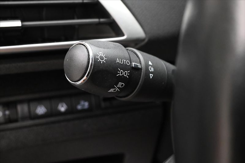 Peugeot 5008 1,5 HDI 96 kW EAT8 7Míst ALLUR - fotka 28 z 32