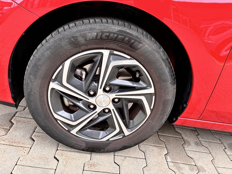 Hyundai i30 1.5DPi 81kW COMFORT 16.000km!! - fotka 18 z 21
