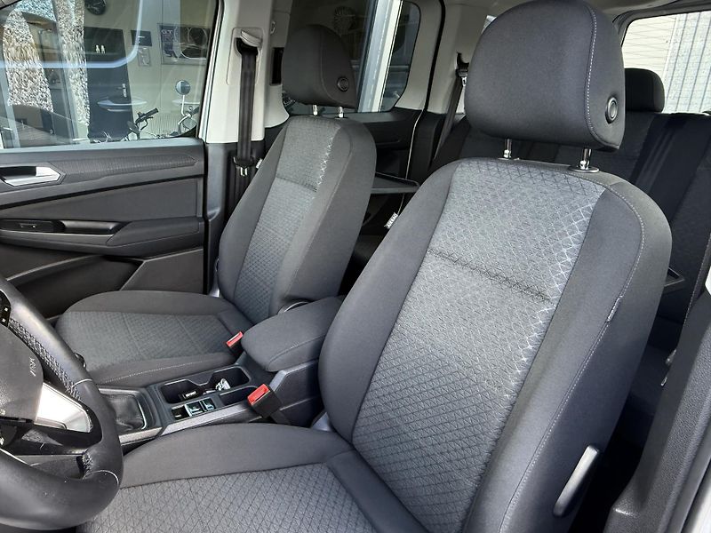 Ford Tourneo Connect 2,0 EcoBlue Titanium - fotka 19 z 38