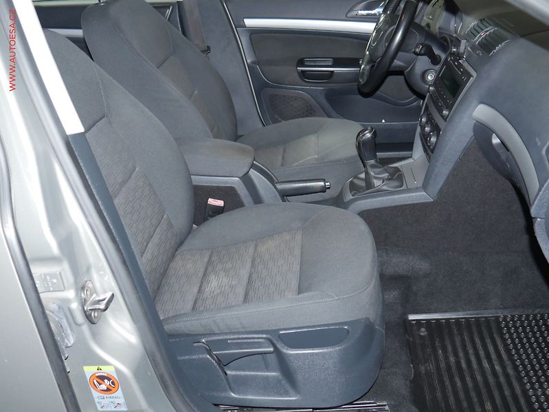 Škoda Octavia (2012) 1.6 TDI, ČR, AC, TZ, temp - fotka 12 z 17