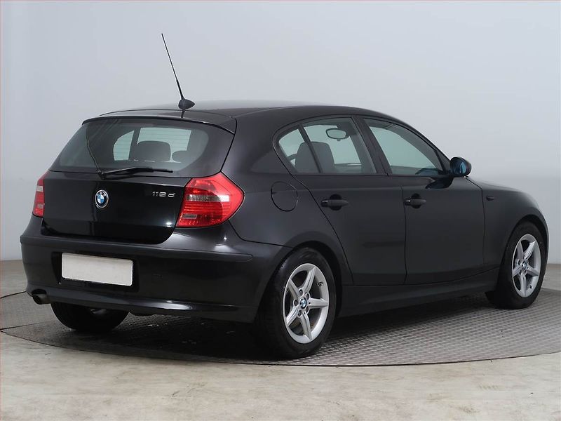 BMW Řada 1 (2009) 118d - fotka 5 z 13