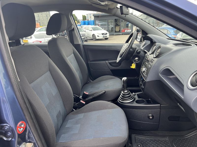 Ford Fiesta 1.3i 51Kw ČR TAŽNÉ KLIMA - fotka 26 z 36
