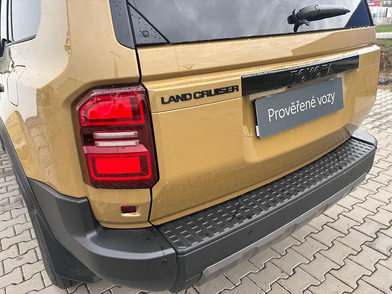 Toyota Land Cruiser 2.8 D-4D 6AT Invincible - fotka 30 z 30