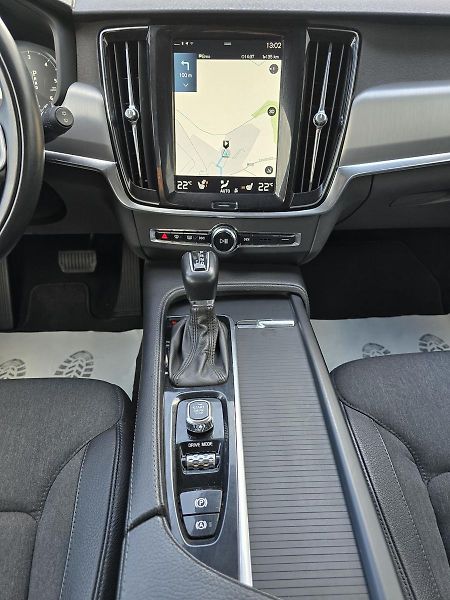 Volvo V90 D4 2,0 140kW 4x4 DPH MOMENTUM - fotka 14 z 45