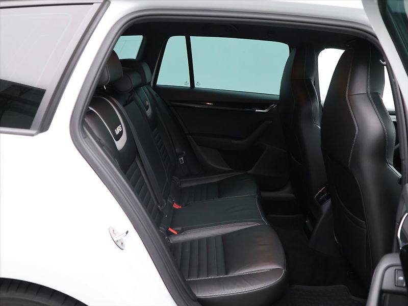 Škoda Octavia RS 2,0 TSI 169kW DSG 1.Maj. - fotka 14 z 31