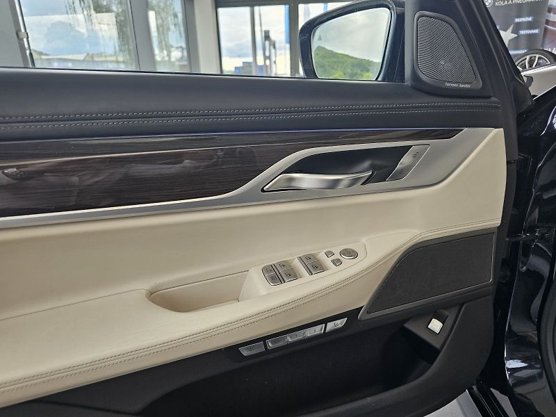 BMW Řada 7 750d xDrive - fotka 11 z 37