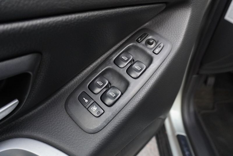 Volvo XC90 2,4D D5 EXECUTIVE AWD 120KW - fotka 18 z 22