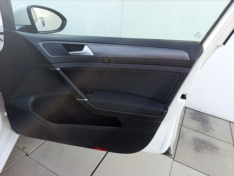 Volkswagen Golf 1,5 TGi  DSG Aut.klima ACC - fotka 26 z 33