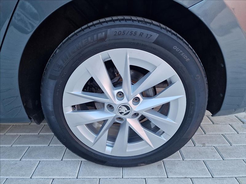 Škoda Octavia 2.0 TDI DSG Style Combi,1.Maj - fotka 46 z 50