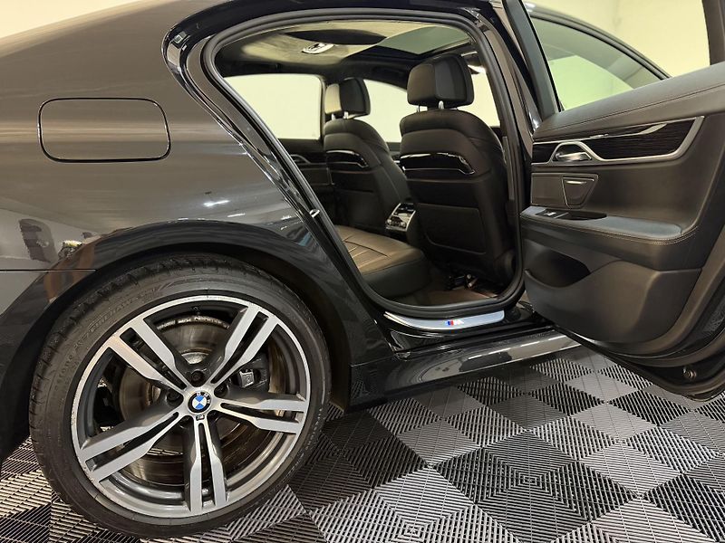 BMW Řada 7 BMW 740d xDrive M-Paket CZ - fotka 45 z 50