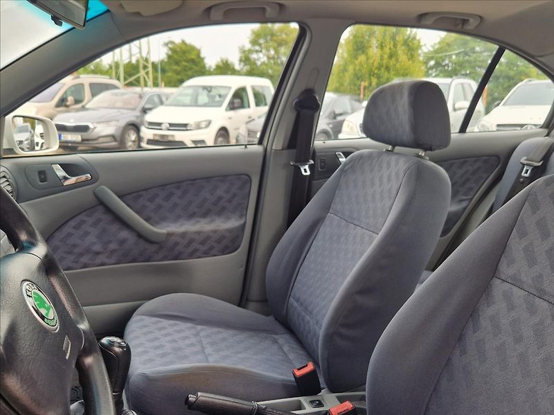 Škoda Octavia 1,8 20V 92kW KLIMA TAŽNÉ ŠÍBR - fotka 15 z 28