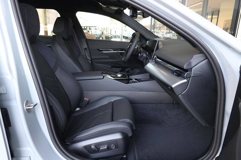 BMW Řada 5 540d xDrive Touring - fotka 14 z 18