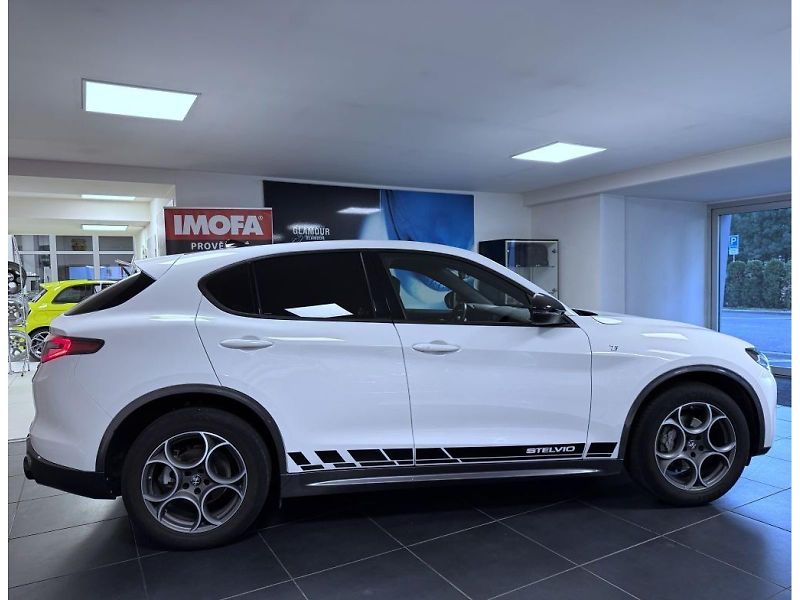 Alfa Romeo Stelvio (2023) 2.2 JTDm 210k AT8 ZF Q4 4x4 TI - fotka 4 z 21