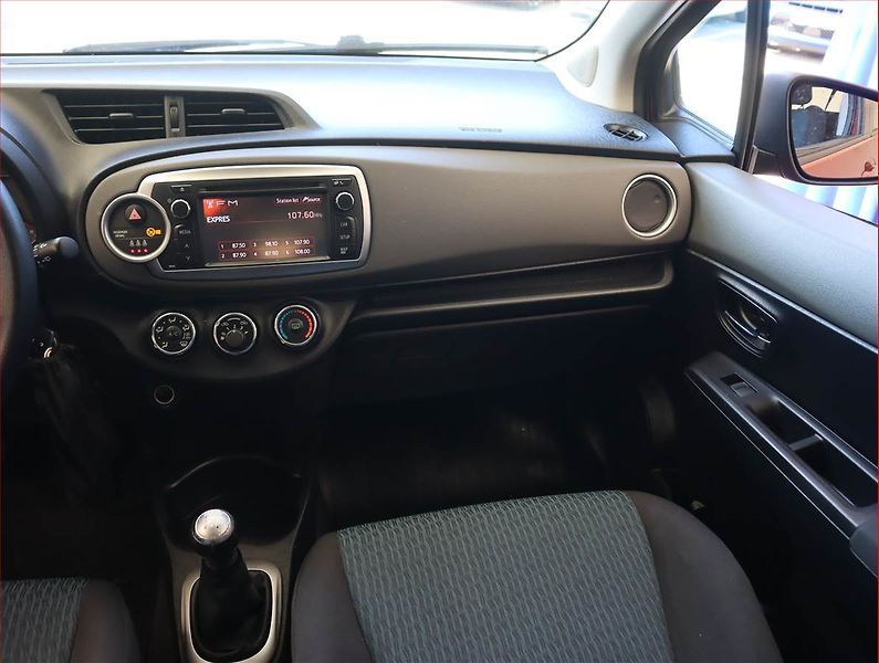 Toyota Yaris (2011) 1.0 VVT-i, Serv.kniha - fotka 8 z 15