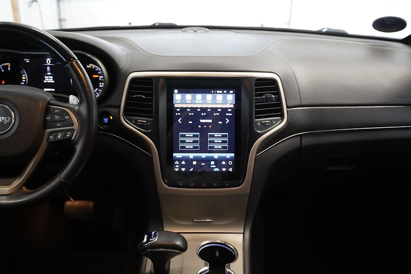 Jeep Grand Cherokee 3,0 V6 SUMMIT CRD  4WD AUT. - fotka 25 z 31