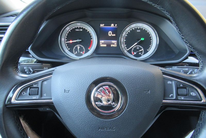 Škoda Superb 2.0 TDI DSG L&K TAŽNÉ - fotka 11 z 41