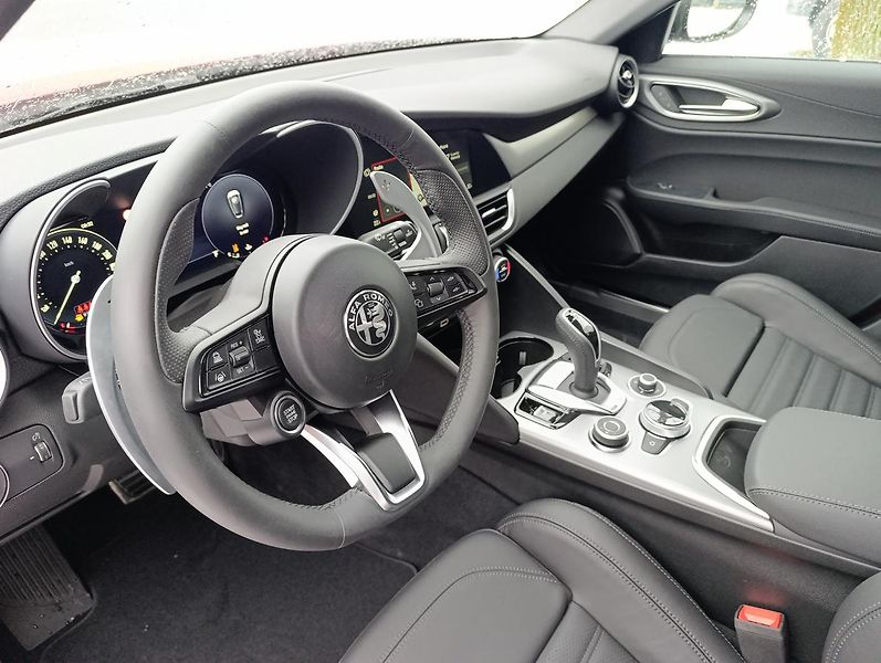 Alfa Romeo Giulia Veloce 2,0 Turbo 280k AWD - fotka 14 z 18