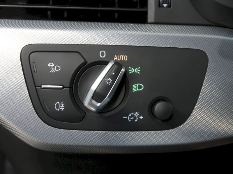 Audi A4 (2019) 40TDI 140KW 4x4 WEBASTO NAVI - fotka 33 z 39