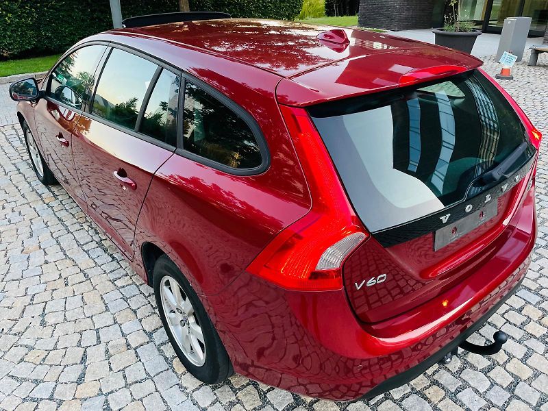 Volvo V60 2.0D4 5VÁLEC SERVISKA TAŽNÉ - fotka 18 z 48