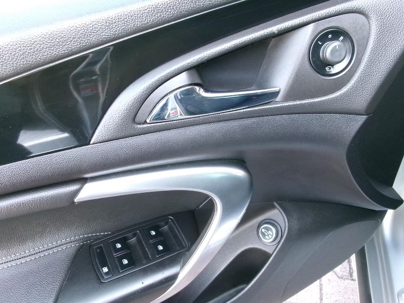 Opel Insignia (2012) 2,0CDTi AC NAVI TEMP AUT - fotka 9 z 28