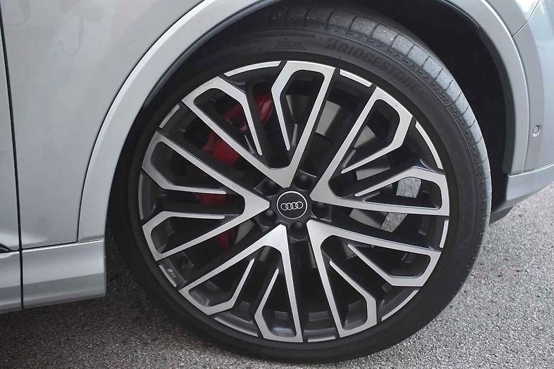 Audi SQ7 je velmi rychlé univerzální auto, ovšem s vyšší cenovkou
