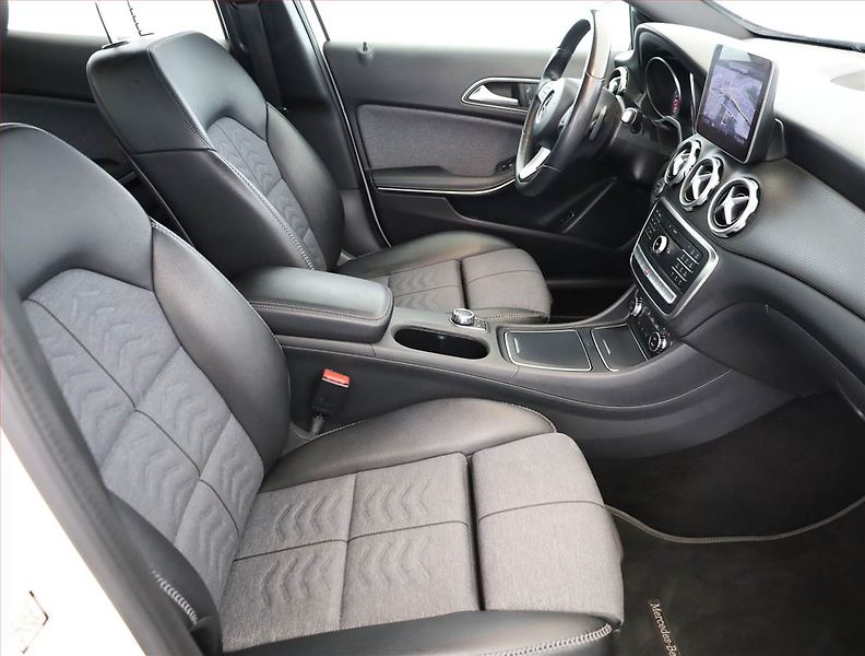 Mercedes-Benz GLA (2018) 200 d 4MATIC - fotka 7 z 18
