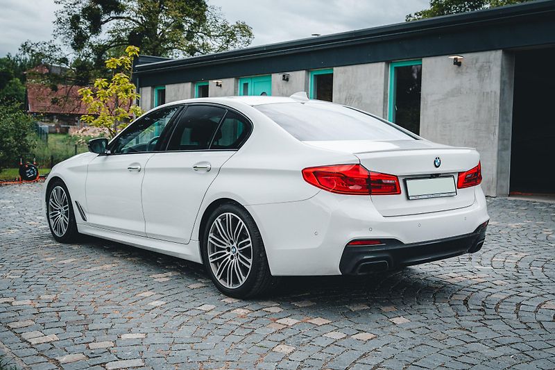 BMW Řada 5 (2017) M550i xDrive ČR  - fotka 3 z 58