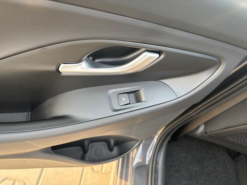 Hyundai i30 1.5 T-GDI MHEV DCT N-Line - fotka 24 z 29