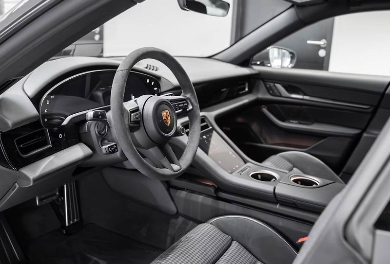 Porsche Taycan 4 Cross Turismo HuD Pano Venti - fotka 11 z 23
