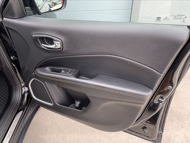 Jeep Compass 1,4 MultiAir AT9 Limited ČR.4x - fotka 23 z 29