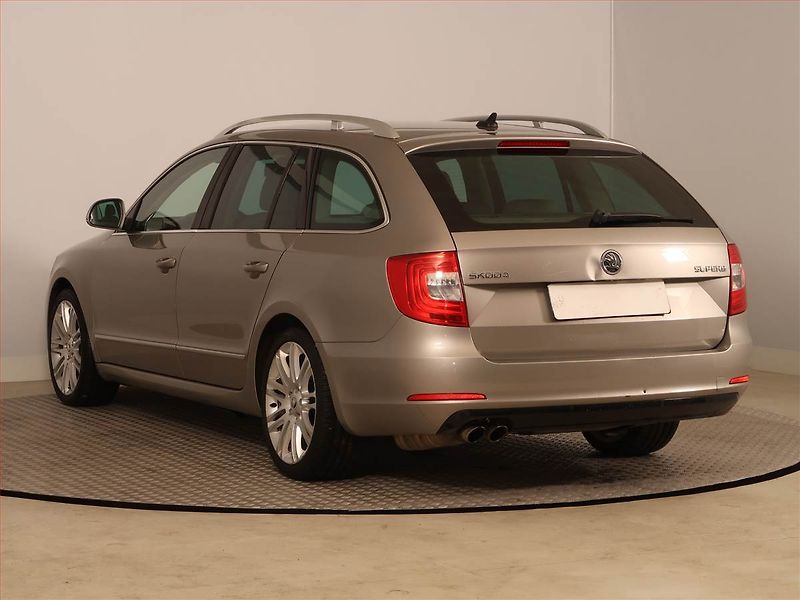 Škoda Superb (2014) Elegance 2.0 TDI, Navi, Xenony - fotka 4 z 20