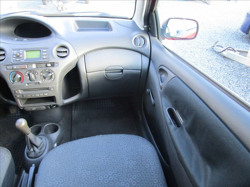 Toyota Yaris 1.0VVT-i Terra KLIMA - fotka 10 z 35