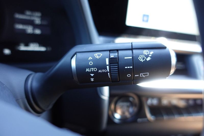 Lexus UX 300h UX300h F SPORT Design - fotka 31 z 36