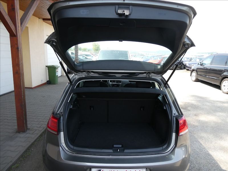 Volkswagen Golf 1,2 TSi 81kW auto klima, závěs - fotka 23 z 50