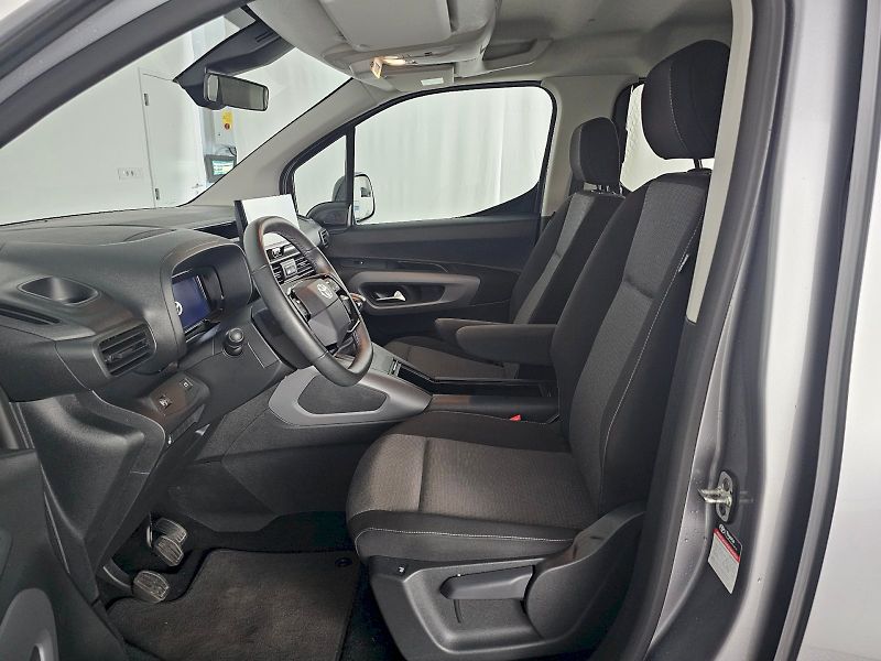 Toyota ProAce City Verso (2025) L2 1.2T 110k FAMILY 7S LONG - fotka 6 z 20