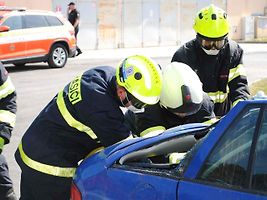 Hasiči se v rámci cvičení Rescue meeting zdokonalovali ve vyprošťování osob z auta, ale také jak uhasit elektromobil - především baterii.