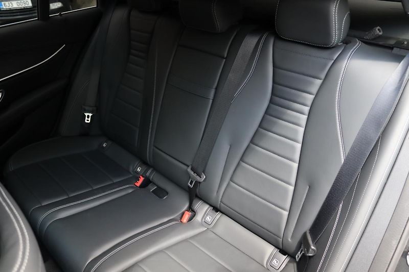 Mercedes-Benz Třídy E E 300D 4MATIC KOMBI AMG 195kW - fotka 41 z 50