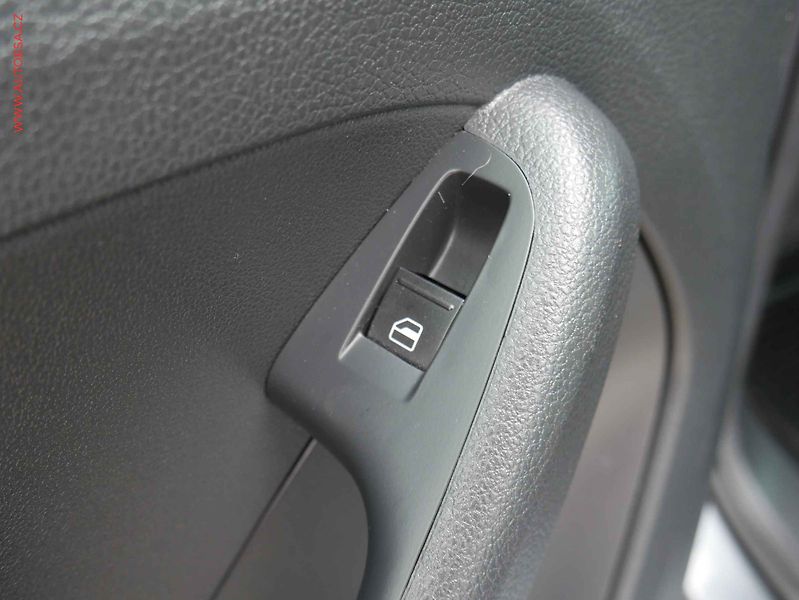 Volkswagen Jetta (2012) 1.2TSi, ČR, AAC, tempo - fotka 12 z 17