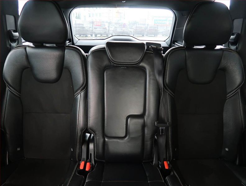 Volvo XC90 (2018) R-Design D5 AWD - fotka 10 z 23