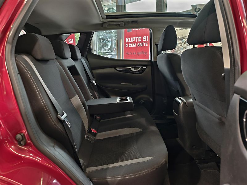 Nissan Qashqai 1.3 DIG-T 103kW KAMERA, PANO - fotka 11 z 25