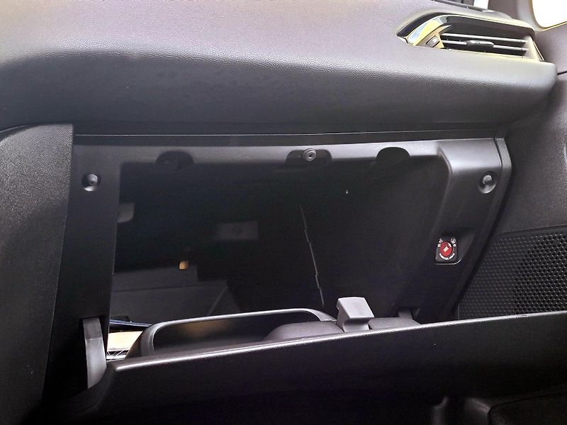 Peugeot 208 SERV.KNIHA,ČR,málo najeto    - fotka 33 z 41