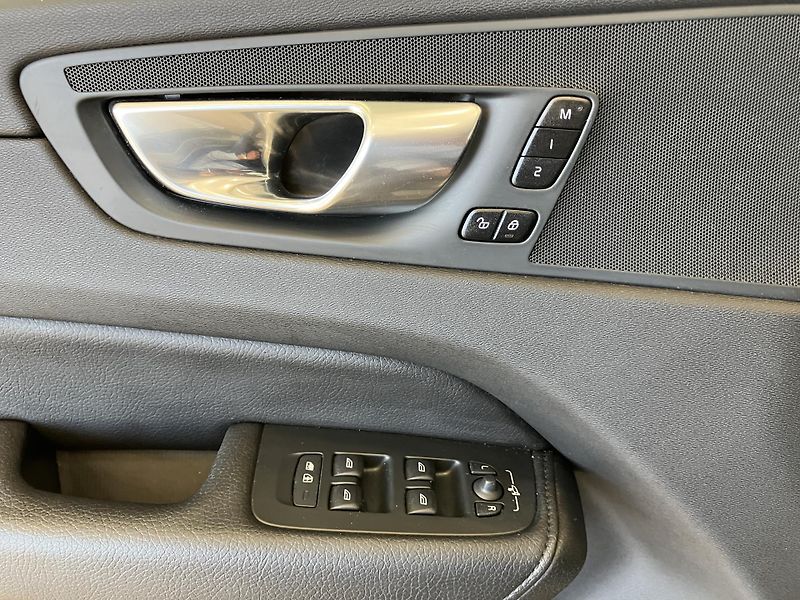 Volvo XC60 B4 AWD Inscription AT8, ČR - fotka 20 z 41