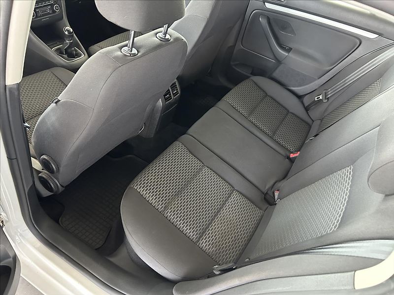 Volkswagen Golf 1,2   TSI 77kW,SERVISKA - fotka 17 z 20