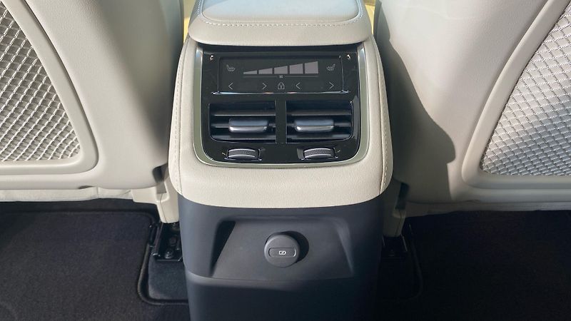 Volvo XC90 (2025) ULTRA BRIGHT, T8 AWD, 228+107 - fotka 13 z 15