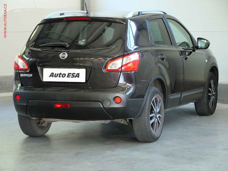 Nissan Qashqai (2012) 1.6 16V, ČR, Panor, AC - fotka 4 z 19