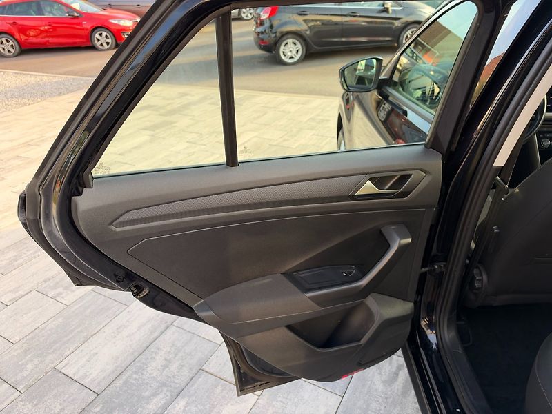 Volkswagen T-Roc (2021) Design 1.0 TSI 81kW - fotka 13 z 18