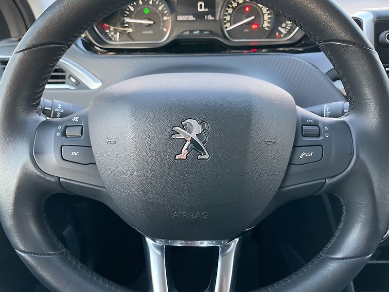 Peugeot 2008 (2019) 1.2PT Car Play! Navigace! - fotka 19 z 26